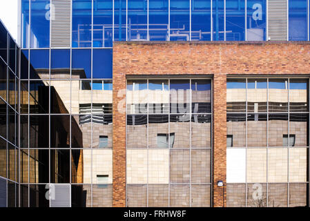 Milton Keynes Bürogebäude Glas Fenster Zusammenfassung. Milton Keynes, Buckinghamshire, England Stockfoto