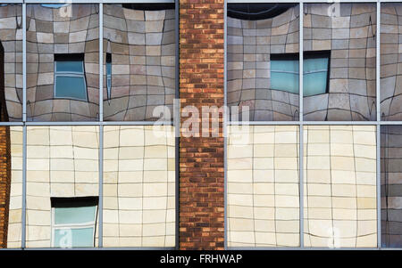 Milton Keynes Bürogebäude Glas Fenster Zusammenfassung. Milton Keynes, Buckinghamshire, England Stockfoto