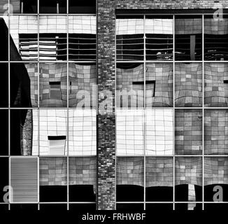 Milton Keynes Bürogebäude Glas Fenster Zusammenfassung. Milton Keynes, Buckinghamshire, England. Schwarz / weiß Stockfoto