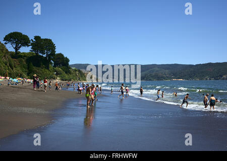 NIEBLA, CHILE - 2. Februar 2016: Unbekannte Menschen genießen die Sonne und das Wasser am Strand von Niebla, Chile Stockfoto