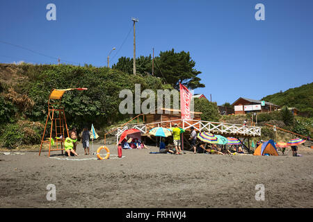 NIEBLA, CHILE - 2. Februar 2016: Unidentified Rettungsschwimmer und Besucher am Sandstrand von Niebla, Chile Stockfoto