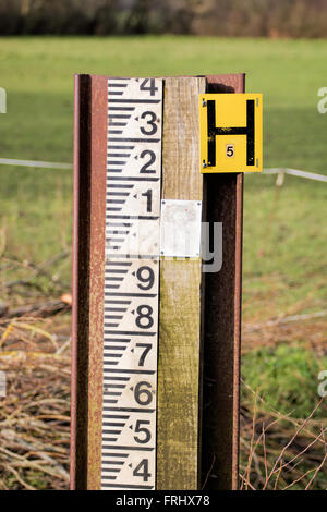 Fluss Level Marker-Messgerät für die Messung. Pegelstände der Flüsse hoch Stockfoto