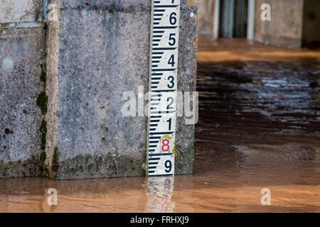Fluss Level Marker-Messgerät für die Messung. Pegelstände der Flüsse hoch Stockfoto