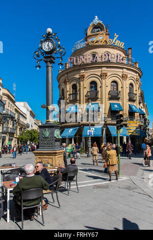 Stadtzentrum ist quadratisch mit Gallo Azul Gebäude und Pedro Domecq Uhr, Jerez De La Frontera, Andalusien, Spanien Stockfoto