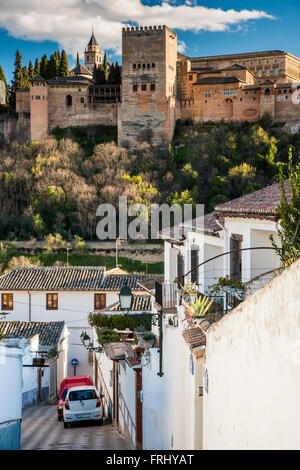 Ansicht der Alhambra-Palast vom Albaicín Viertel, Granada, Andalusien, Spanien Stockfoto