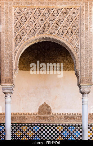 Maurische Architektur im Inneren des Palacios Nazaries oder Nasridenpaläste, Alhambra Palast, Granada, Andalusien, Spanien