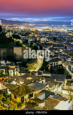 City Skyline bei Nacht, Granada, Andalusien, Spanien Stockfoto