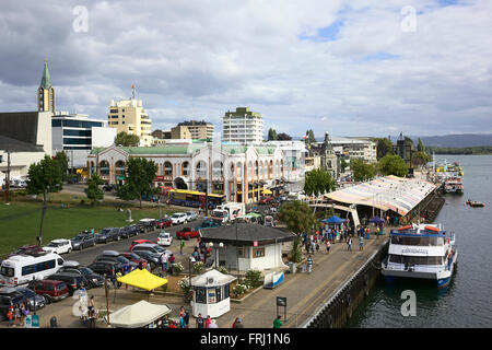 VALDIVIA, CHILE - 3. Februar 2016: Blick von Pedro de Valdivia Brücke auf dem Fluss mit der Feria Fluvial Stockfoto