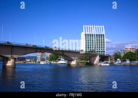 VALDIVIA, CHILE - 3. Februar 2016: Pedro de Valdivia Brücke und Hotel Dreams Pedro de Valdivia im Zentrum Stadt in Valdivia Stockfoto