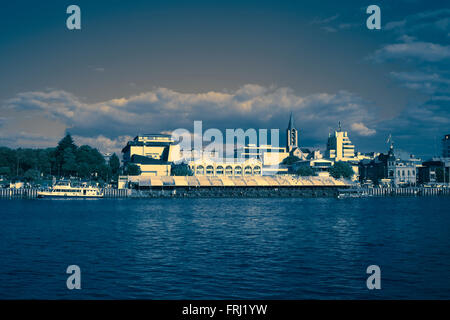 VALDIVIA, CHILE - 3. Februar 2016: Blick auf den Fluss mit der Feria Fluvial (Fisch, Obst und Gemüsemarkt) Stockfoto