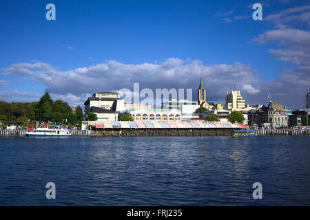 VALDIVIA, CHILE - 3. Februar 2016: Blick auf den Fluss mit der Feria Fluvial (Fisch, Obst und Gemüsemarkt) Stockfoto