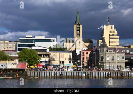 VALDIVIA, CHILE - 3. Februar 2016: Blick auf die Uferpromenade entlang Arturo Prat Avenue und der Turm der Kathedrale Stockfoto