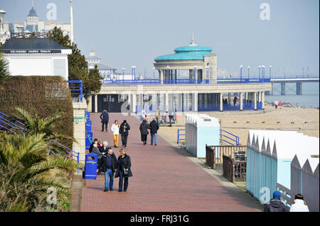 Menschen gehen an Eastbourne Strandpromenade an einem schönen sonnigen Frühlingsmorgen East Sussex UK Stockfoto