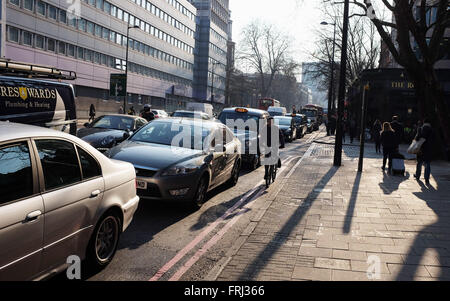 Radfahrer-Schlachten mit dem Verkehr in der Rush Hour entlang der Euston Road-London-UK Stockfoto