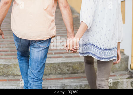 Hintere Ansicht Mittelteil des Paares bummeln in der Stadt Stockfoto