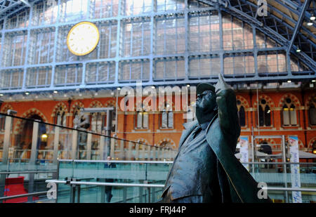 Sir John Betjeman Statue am Bahnhof St Pancras International in London UK Stockfoto