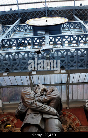 Die Liebhaber-Statue unter die Dent-Uhr am Bahnhof St Pancras International in London UK Stockfoto