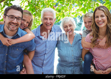 Porträt des Lächelns Familie mit Großeltern Stockfoto