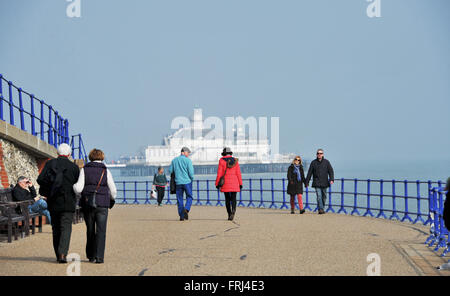 Menschen gehen an Eastbourne Strandpromenade an einem schönen sonnigen Frühlingsmorgen East Sussex UK Stockfoto