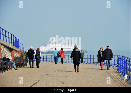 Menschen gehen an Eastbourne Strandpromenade an einem schönen sonnigen Frühlingsmorgen East Sussex UK Stockfoto