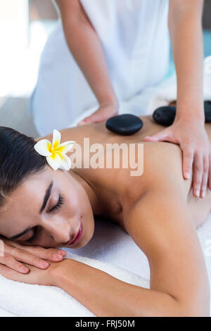 Schöne Frau empfangen-Stone-massage Stockfoto
