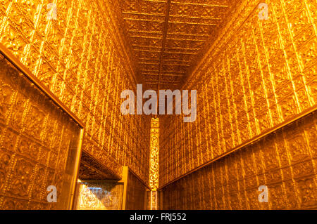 Wände in Botataung Pagode vollständig bedeckt mit goldenen Ornamenten. Yangon, Myanmar (Burma). Stockfoto