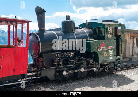 Moderne SLM Dampfmaschine von der BRB Brienz Rothorn Bahn-Zahnradbahn im Jahr 1996 von SLM gebaut. Brienzer Rothorn, Schweiz. Stockfoto