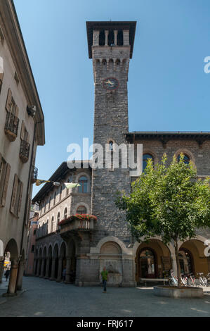 Palazzo Civico, geeinbaut Romanesque Wiederbelebung Architektur, ist das Rathaus der Stadt Bellinzona, Tessin, Schweiz. Stockfoto