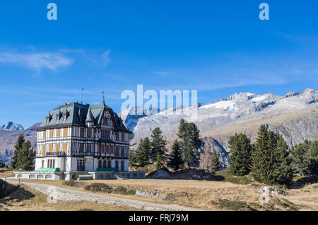 Villa Cassel, erbaut 1899-1902 auf der Riederfurka, mit Bergen im Hintergrund. Riederalp, Wallis/Valais, Schweiz. Stockfoto