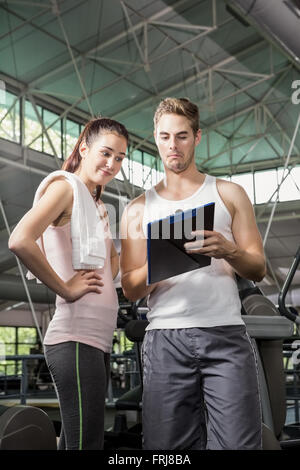 Frau im Gespräch mit ihrem Trainer nach dem Training Stockfoto