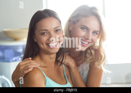 Lächelnde junge Frauen Freizeitgestaltung zu Hause Stockfoto