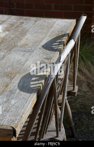 Alten Holztisch und Stühle Stockfoto