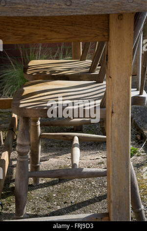 Alten Holztisch und Stühle Stockfoto