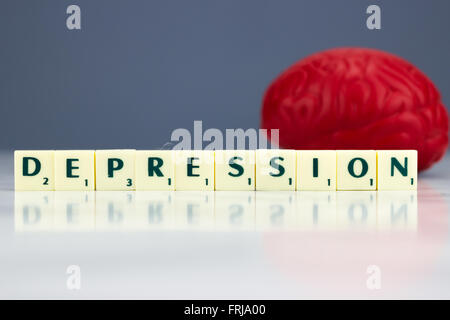 Rote Gehirn mit Depressionen Zeichen auf dunklem Hintergrund Stockfoto