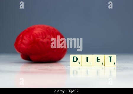 Rote Gehirn mit Diät Zeichen auf dunklem Hintergrund Stockfoto