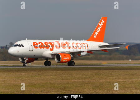 Low-Cost-Airline Easyjet Airbus A319 G-EZEH Landung am Flughafen London Luton, UK Stockfoto