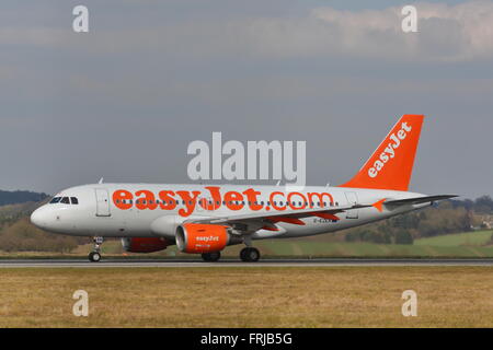 Low-Cost-Airline Easyjet Airbus A319 G-EZEH Landung am Flughafen London Luton, UK Stockfoto