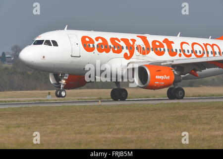 Low-Cost-Airline Easyjet Airbus A319 G-EZBU Landung am Flughafen London Luton, UK Stockfoto