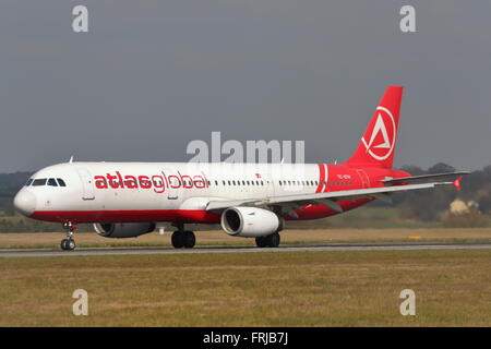 Türkische AtlasGlobal Airbus A321-200 TC-ETH Abflug vom Flughafen Luton, UK Stockfoto