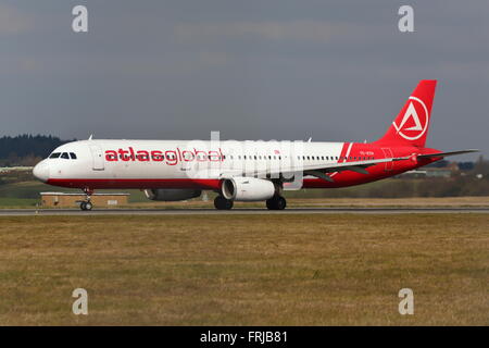 Türkische AtlasGlobal Airbus A321-200 TC-ETH Abflug vom Flughafen Luton, UK Stockfoto