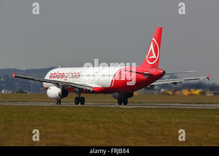 Türkische AtlasGlobal Airbus A321-200 TC-ETH Abflug vom Flughafen Luton, UK Stockfoto