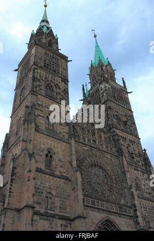 Zwei Türme der St.-Lorenz-Kirche, Nürnberg, Deutschland Stockfoto