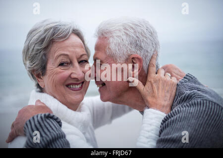 Gerne älteres Paar umarmen einander Stockfoto