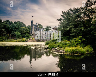 Schildkrötenteich und Schloss Belvedere, Central Park, New York City, USA. Stockfoto