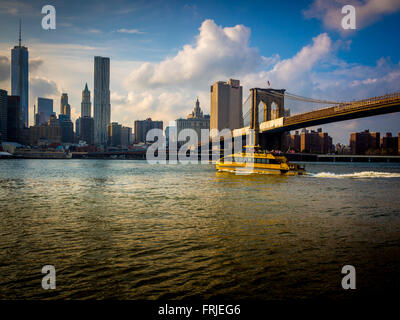 New York Water Taxi mit Brooklyn Bridge über den East River, New York, USA Stockfoto