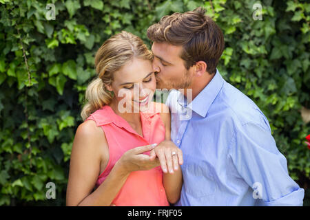 Romantischen Mann küsst Frau im Vorgarten Stockfoto