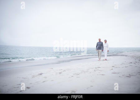 Älteres Paar am Strand Stockfoto