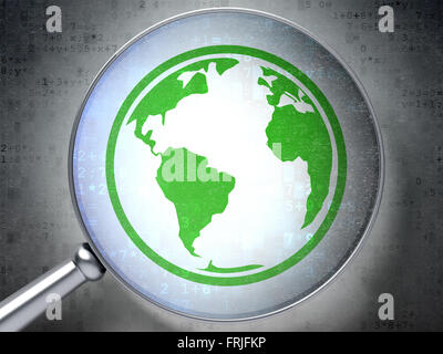 Bildungskonzept: Globus mit optischem Glas auf digitalen Hintergrund Stockfoto