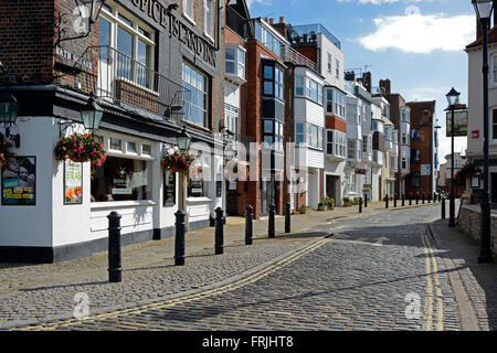 Bad-Quadrat auf Gewürzinsel in Portsmouth, Hampshire, England. Mit Spice Island Inn und gepflasterten Straße. Stockfoto