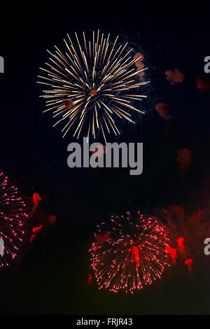 Schönheit-Salven von festlichen bunten Feuerwerk am Nachthimmel Stockfoto